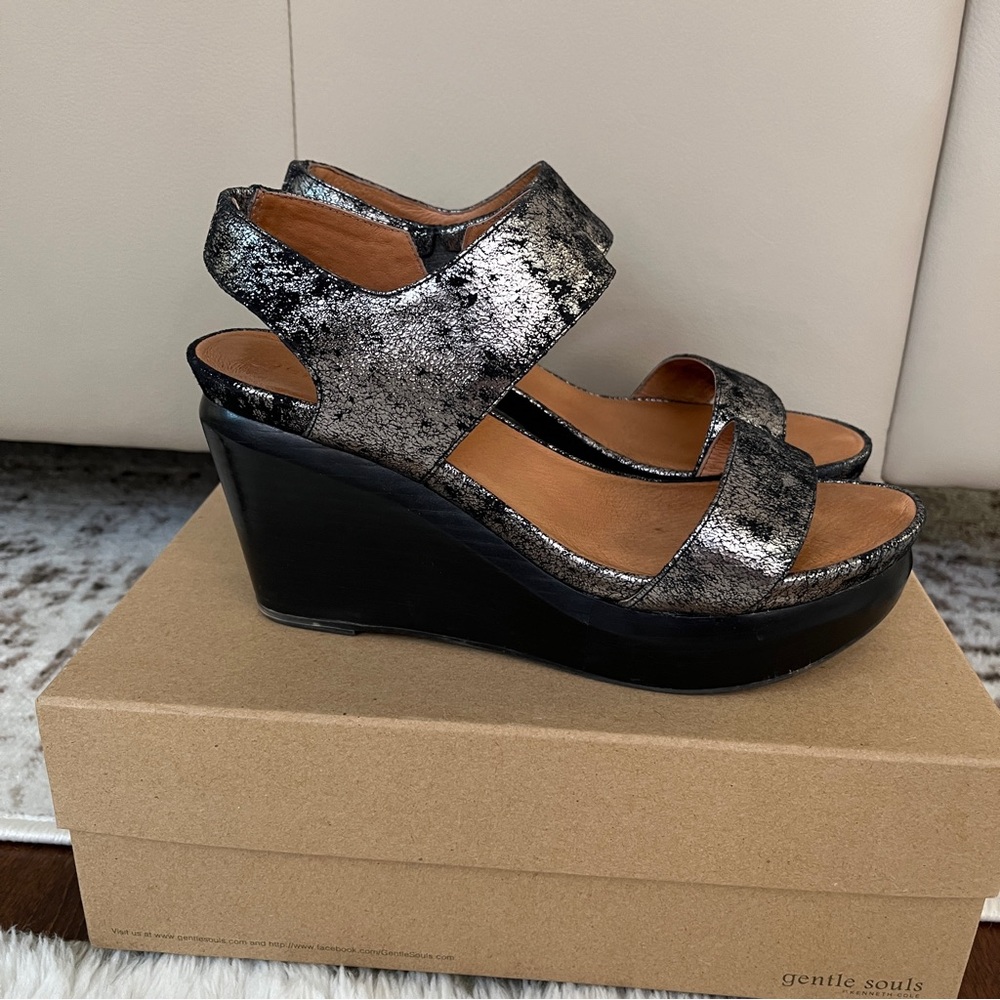 Gentle Souls Kenneth Cole Juniper Berry Metallic Graphite Wedge Sandals - 8